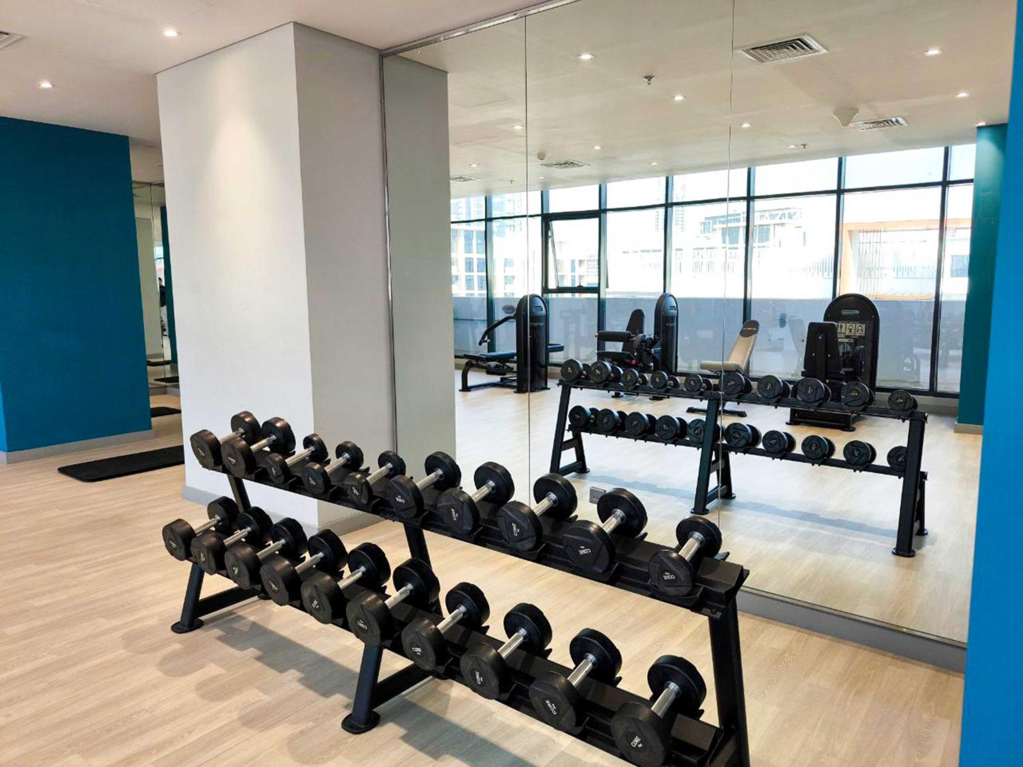 10 Mins From Downtown Pool Gym Large Terrace Apartment *