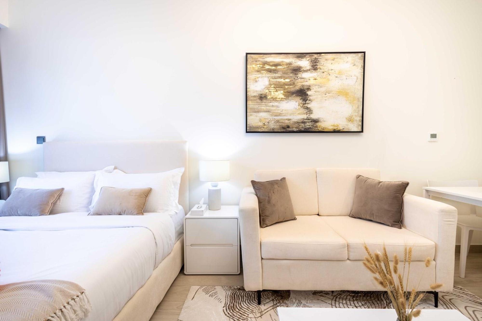 10 Mins From Downtown Pool Gym Large Terrace Apartment Dubai